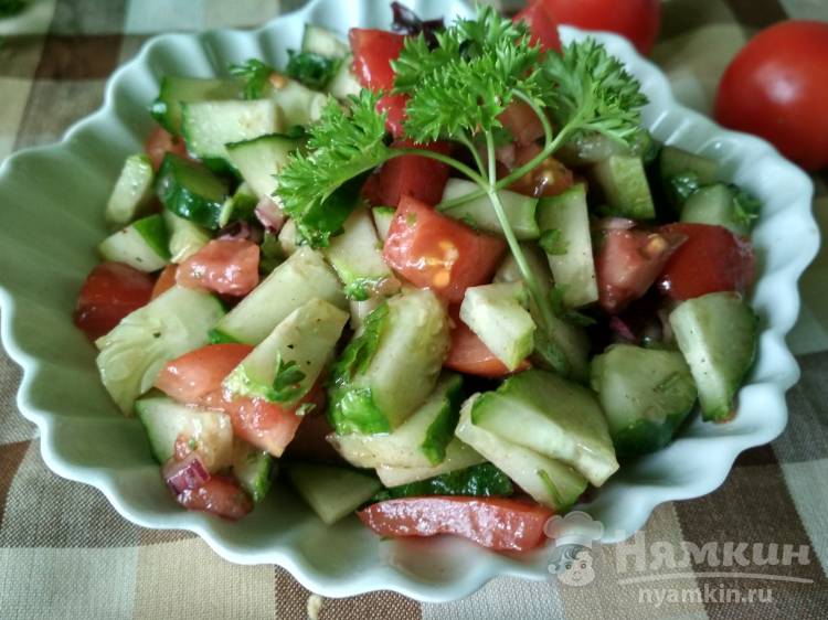 Овощной салат с бальзамическим уксусом из огурцов и помидоров