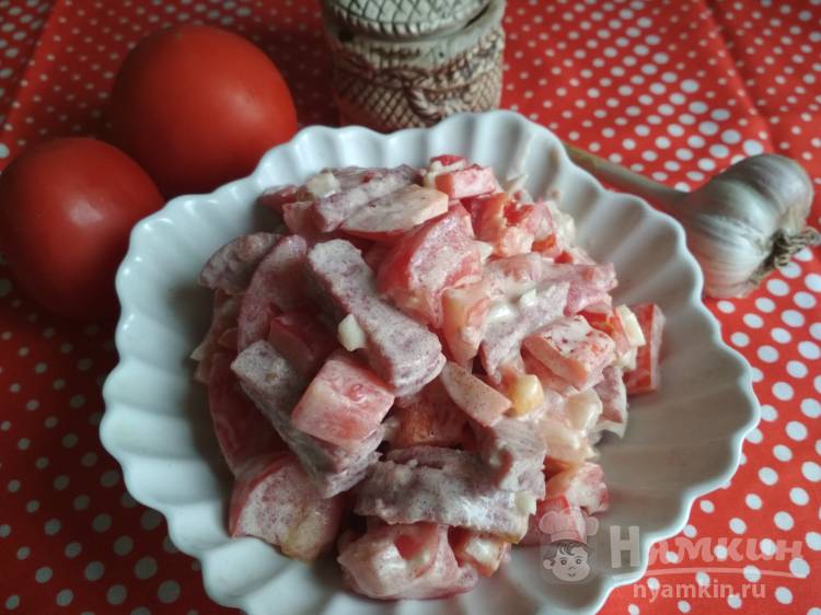 Салат с копченой колбасой, перцем и помидорами