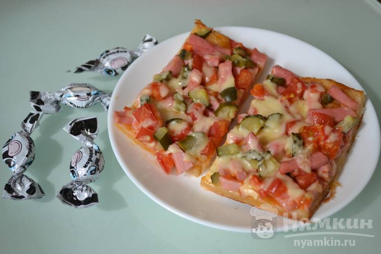 Пицца с вареной колбасой из слоеного теста в духовке