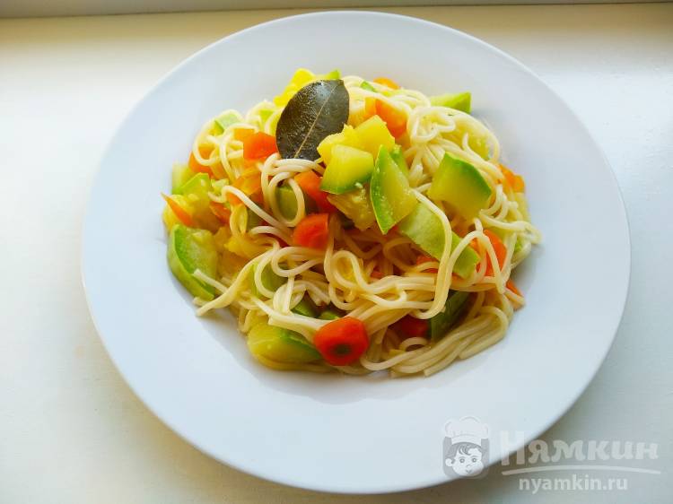 Спагетти с кабачком и морковью на сковороде