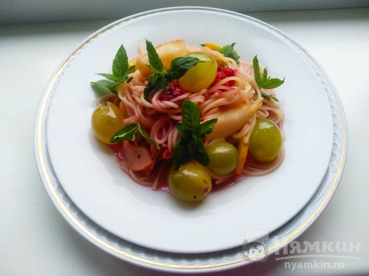 Сладкие спагетти с виноградом, ягодами и мятой на сковороде