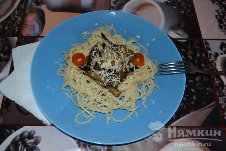 Спагетти с баклажанами и жареным луком