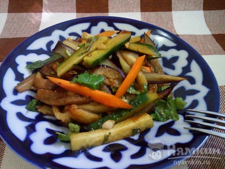 Острый салат из баклажанов, огурцов и моркови