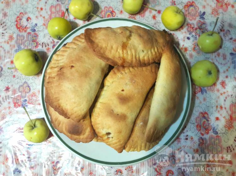 Пирожки из песочного теста с яблоками и корицей в духовке