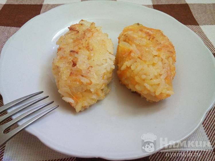 Рисовые котлеты с овощами и сыром на сковороде
