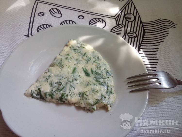 Омлет на кефире с сыром и зеленью на сковороде