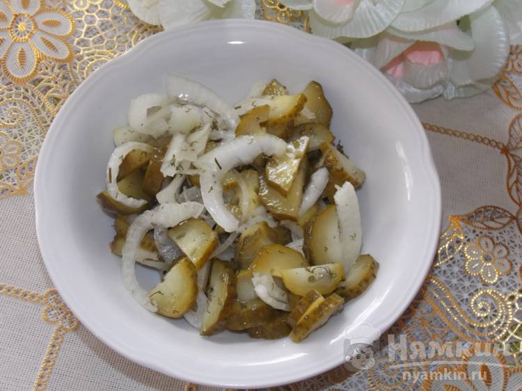 Салат из маринованных огурцов с луком
