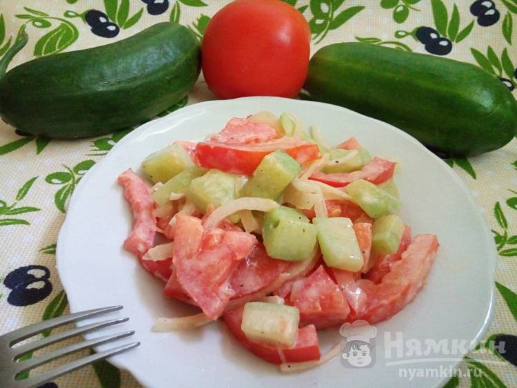 Салат из жареных огурцов, свежих помидоров и лука