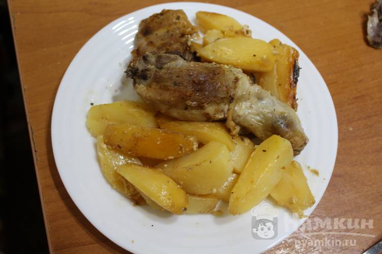 Картофель с курицей и майонезом в рукаве в духовке