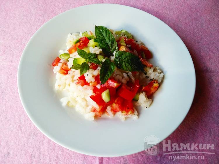 Острый рисовый салат с овощами и мятой