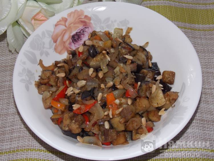 Жареные баклажаны с овощами и семечками на сковороде