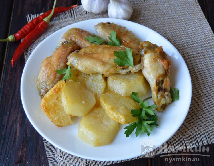 Острые куриные крылышки в духовке с картофелем