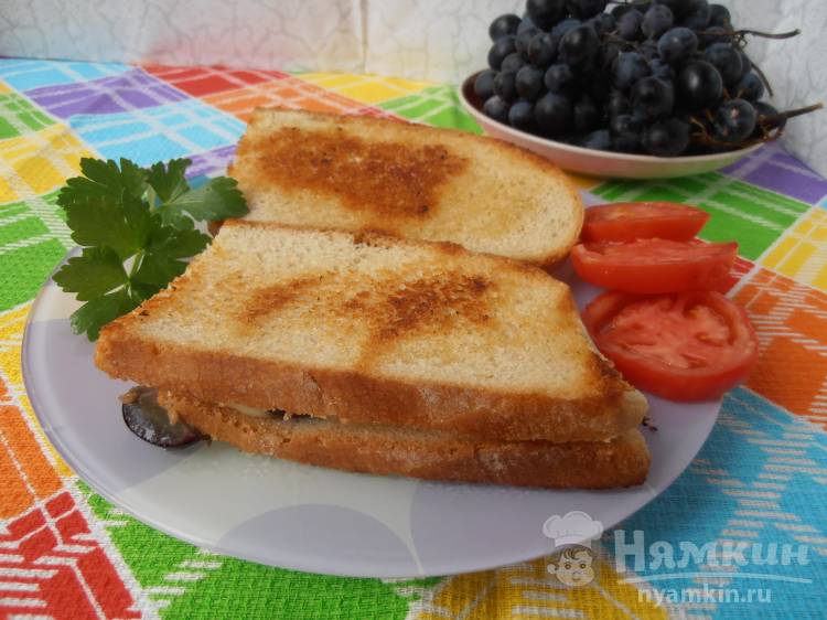 Горячий бутерброд с сыром и виноградом на сковороде