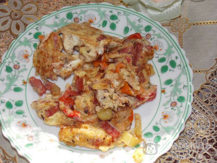 Яичница с копченой колбасой и луком на сковороде