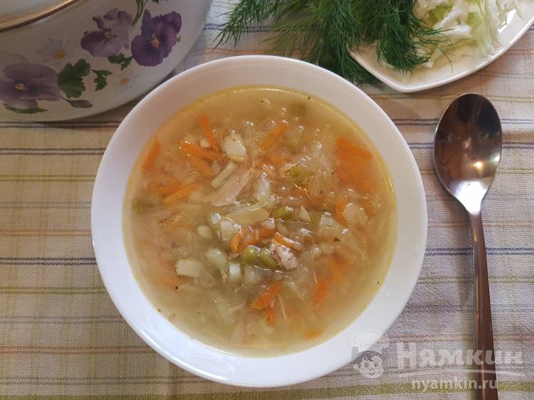 Домашний суп с капустой и зеленым горошком