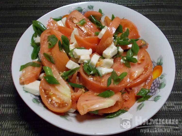 Салат из помидор и адыгейского сыра