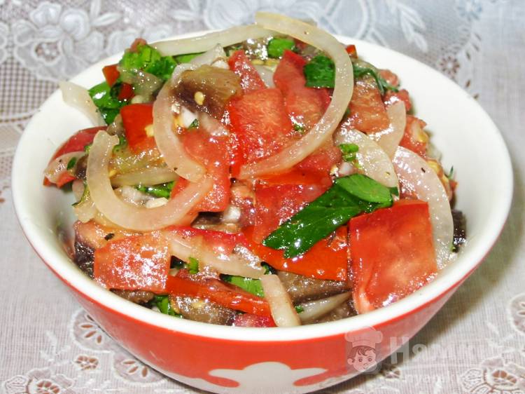 Салат из баклажанов, помидоров и лука