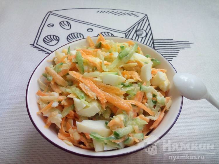 Огуречный салат с морковью и сыром