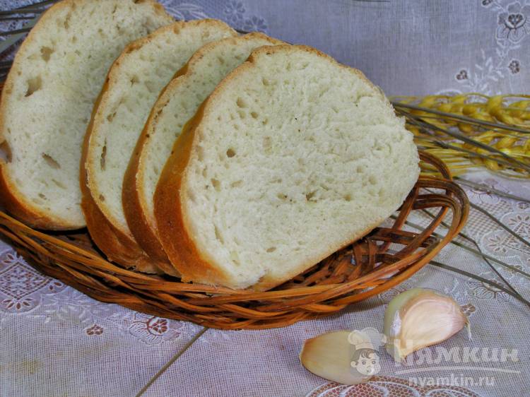 Пшеничный хлеб с чесноком в духовке