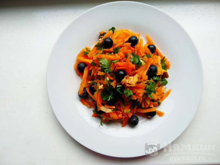 Витаминный салат с морковью, орехами и черным виноградом