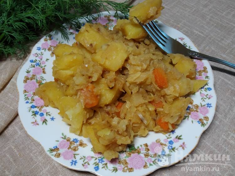 Картошка тушёная с капустой на сковороде