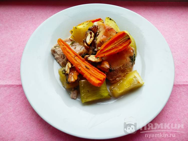 Куриная грудка с орехами, морковью и кабачком в духовке