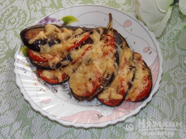 Веер из баклажана с кунжутом и помидорами в духовке