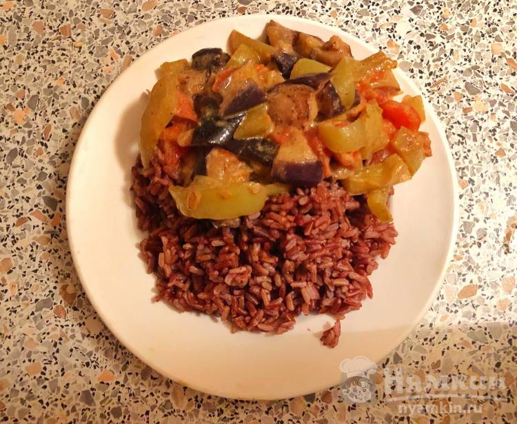 Красный рис с тушеными овощами в сметанном соусе