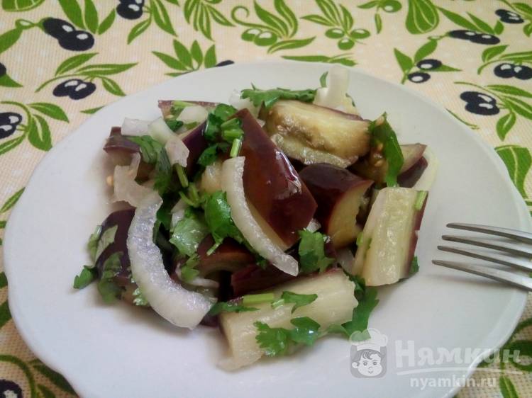 Легкий салат из баклажанов, лука и кинзы