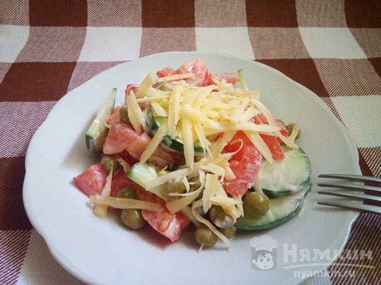 Легкий салат из помидоров, огурцов и горошка