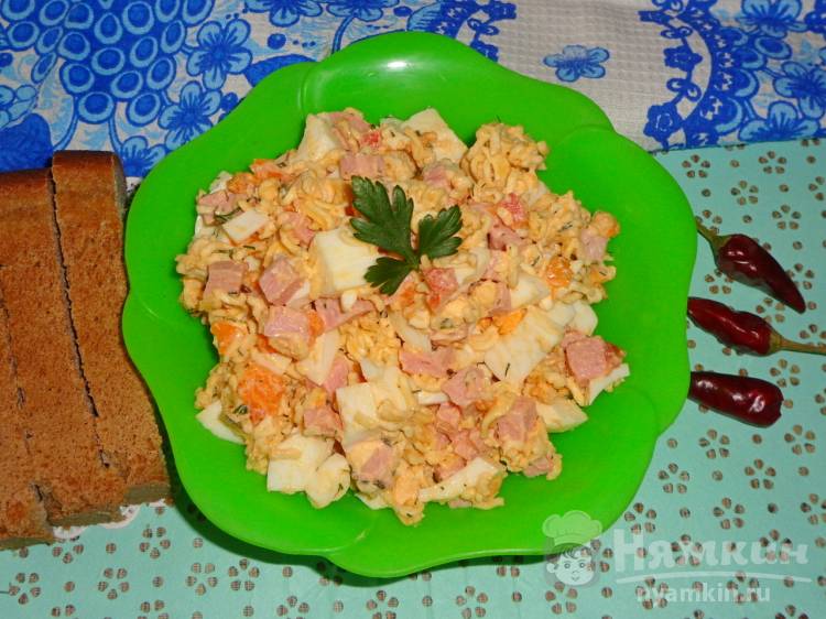Салат из вермишели, колбасы, яиц и помидоров