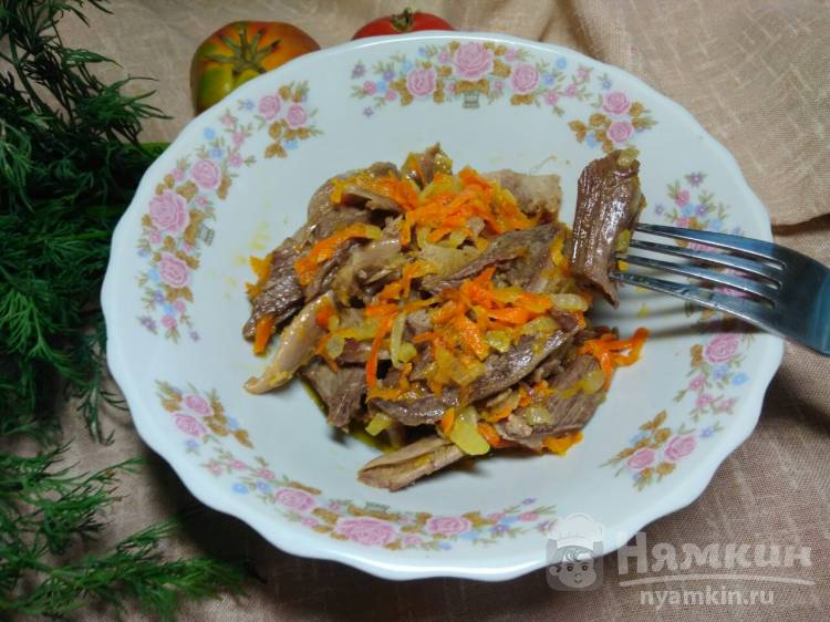 Мясо утки с морковью и луком на сковороде