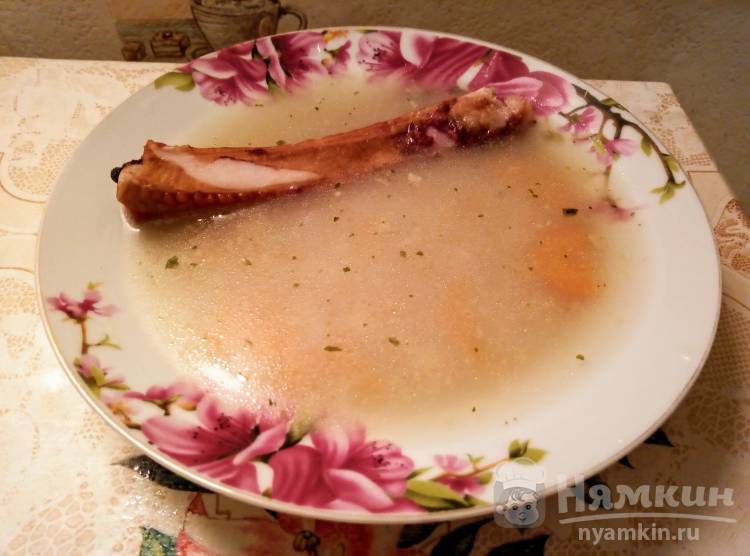 Гороховый суп с копчеными ребрышками и сырными гренками. Рецепт с фото