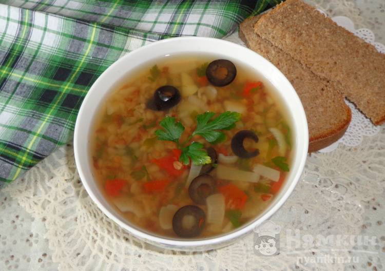 Гречневый суп с овощами и маслинами