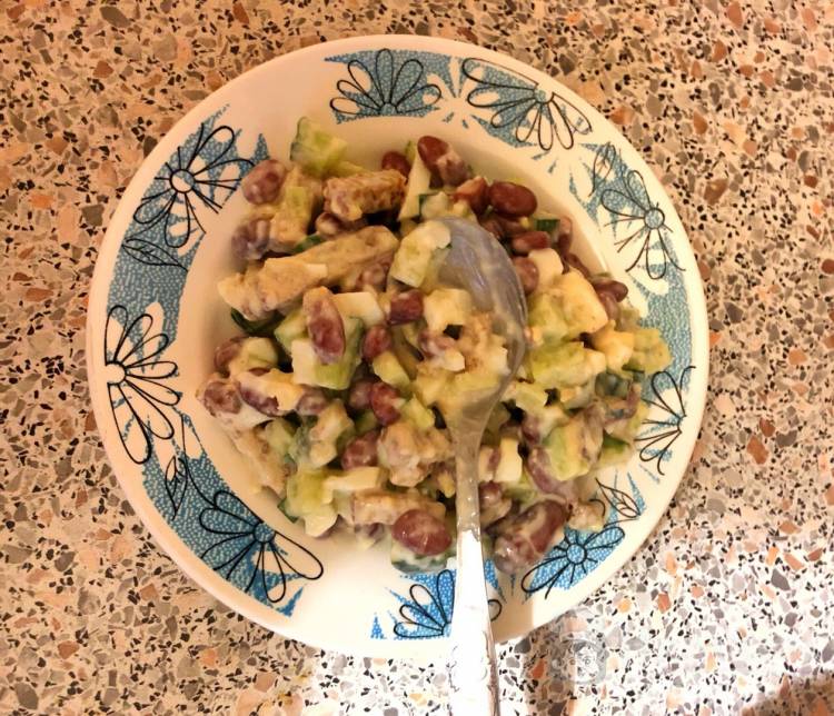 Салат из красной фасоли, огурцов и яиц с кириешками 