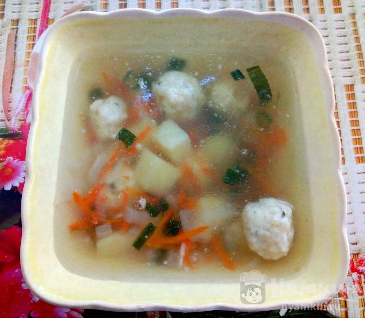 Картофельный суп с сырными шариками на курином бульоне