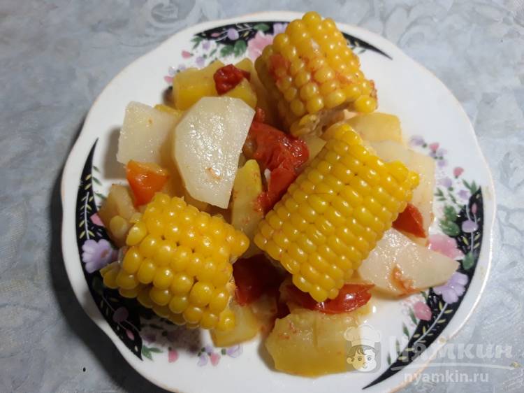 Запеченная кукуруза с овощной подушкой