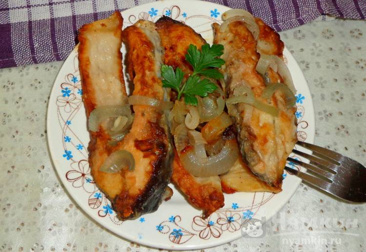 Жареная рыба с луком на сковороде