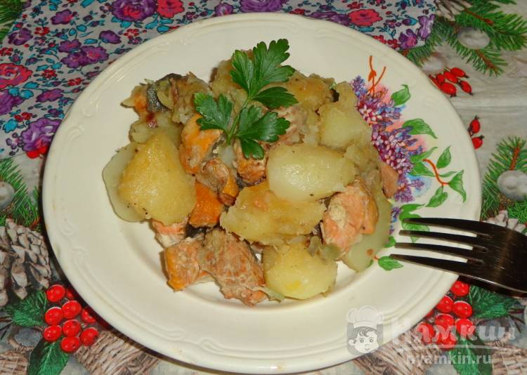 Горбуша с картошкой, морковью и луком в духовке