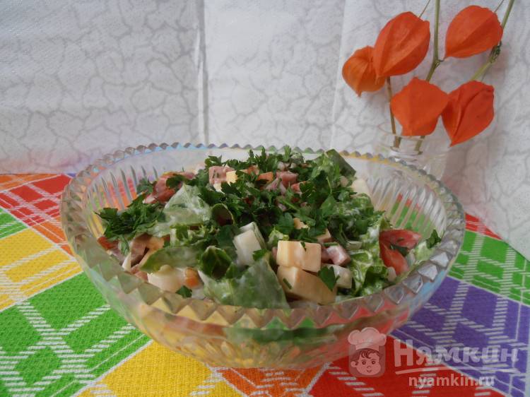 Зеленый салат с ветчиной и помидорами