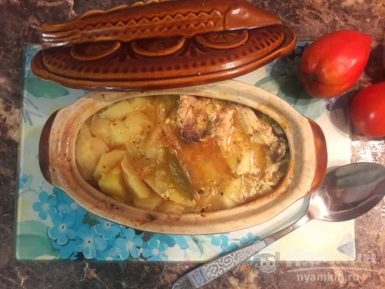 Тушеный картофель с куриным мясом и горохом в горшочках