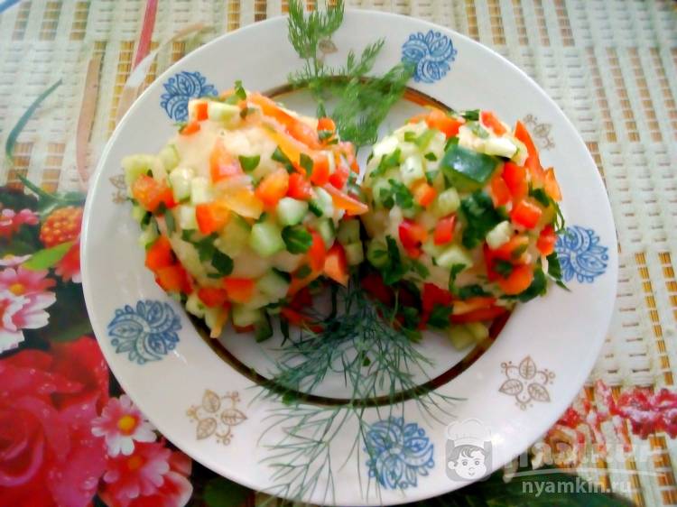 Картофельные шарики с начинкой из сосисок в овощной панировке