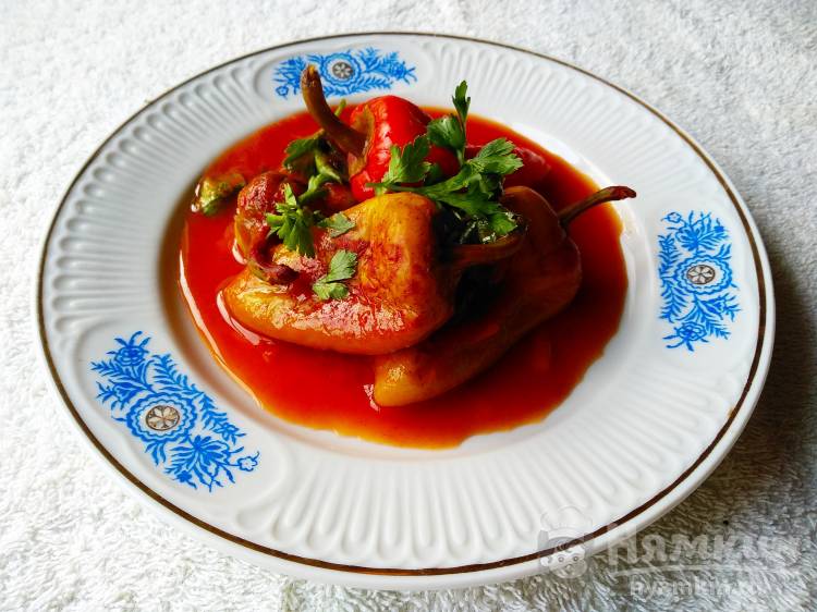 Сладкий перец в томате с корицей и чесноком на сковороде