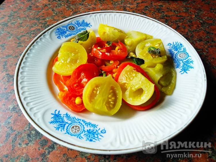 Зеленые помидоры со сладким перцем и облепихой на сковороде