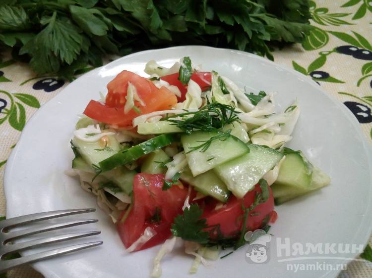 Легкий капустный салат с помидорами и огурцами