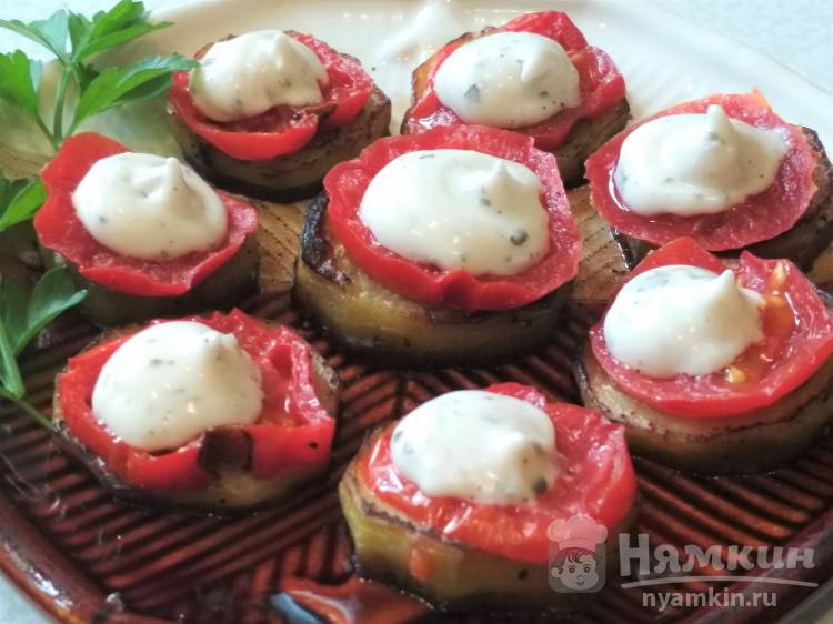 Баклажаны с помидорами под сливочно-чесночным соусом