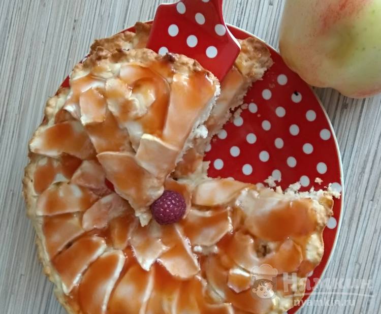 Яблочный пирог с заварным кремом и абрикосовой глазурью