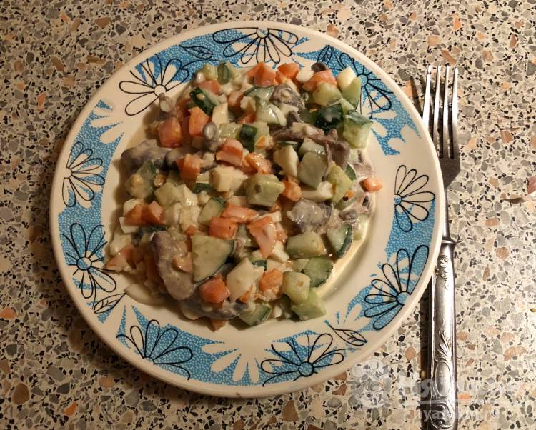 Салат из жареных грибов, моркови и огурца