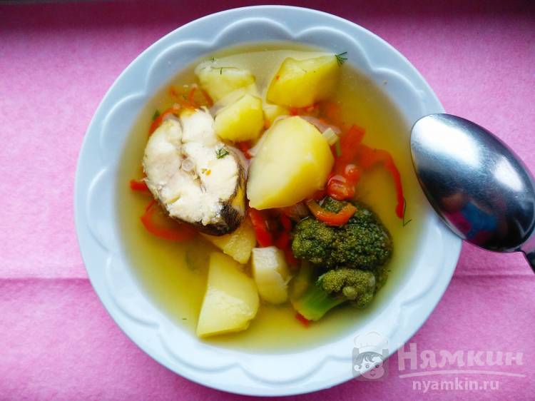 Картофельный суп с рыбой и брокколи