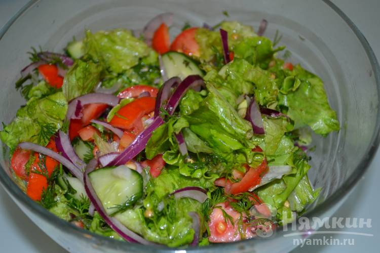 Летний салат с огурцом, помидором и зеленью